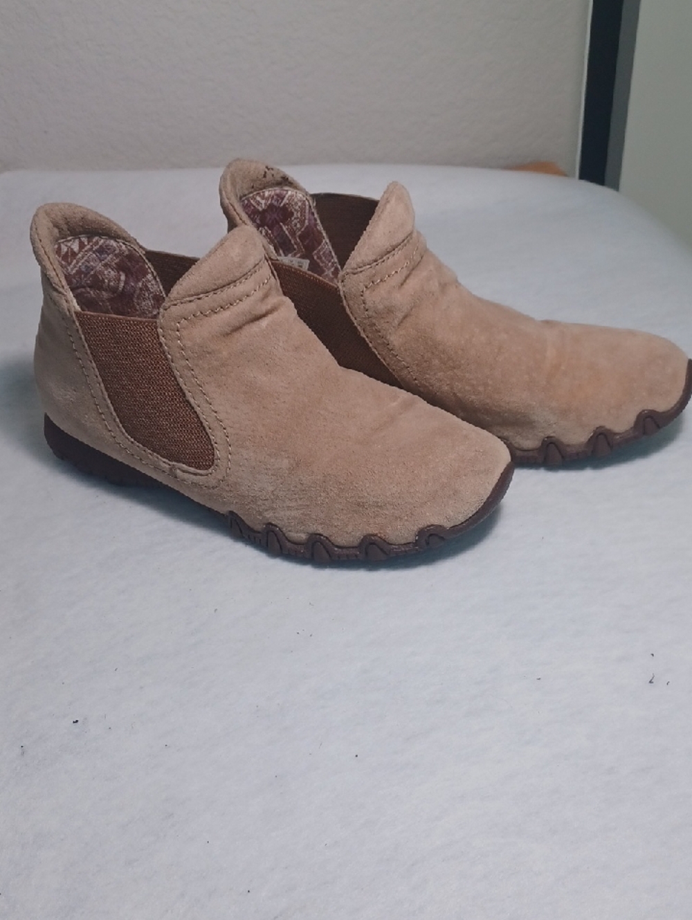 Skechers  Tan Suede Slip-On Chelsea Boots